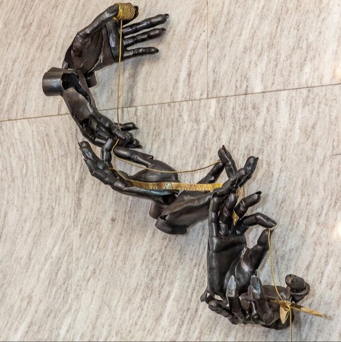 'Moirai (the three fates)' 2022,  staal en messing. Werk in collectie van Huis der Provincie (Gelderland).