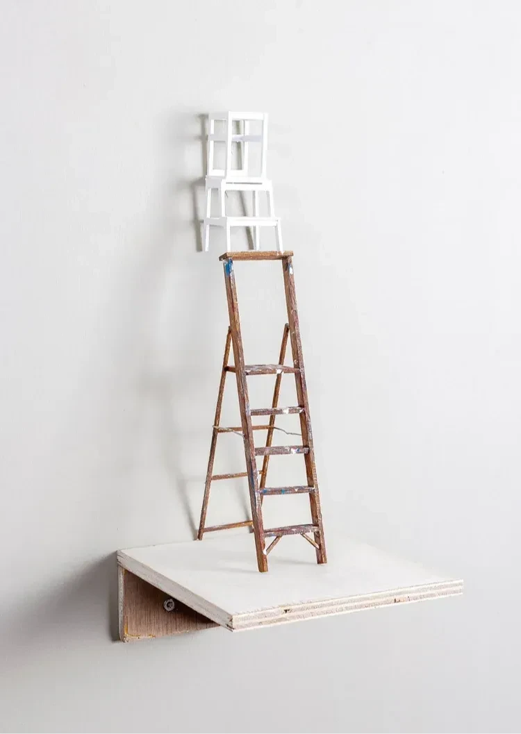 'A Helping Hand' 2025, hout, verf en plastic, 9 x 4,5 x 25cm